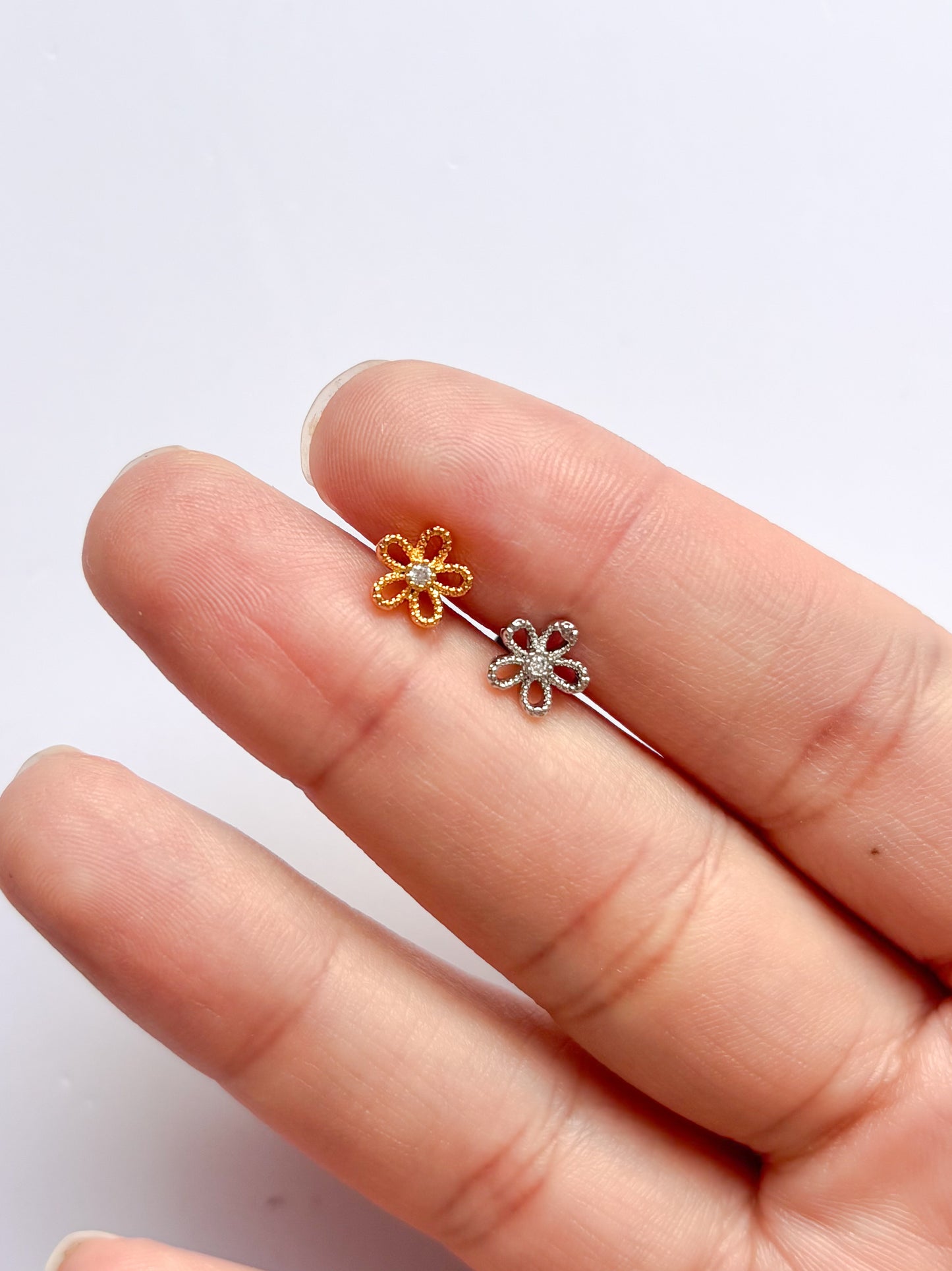 Piercing Flor Contorno Básica, Tope Plano, Acero Quirúrgico