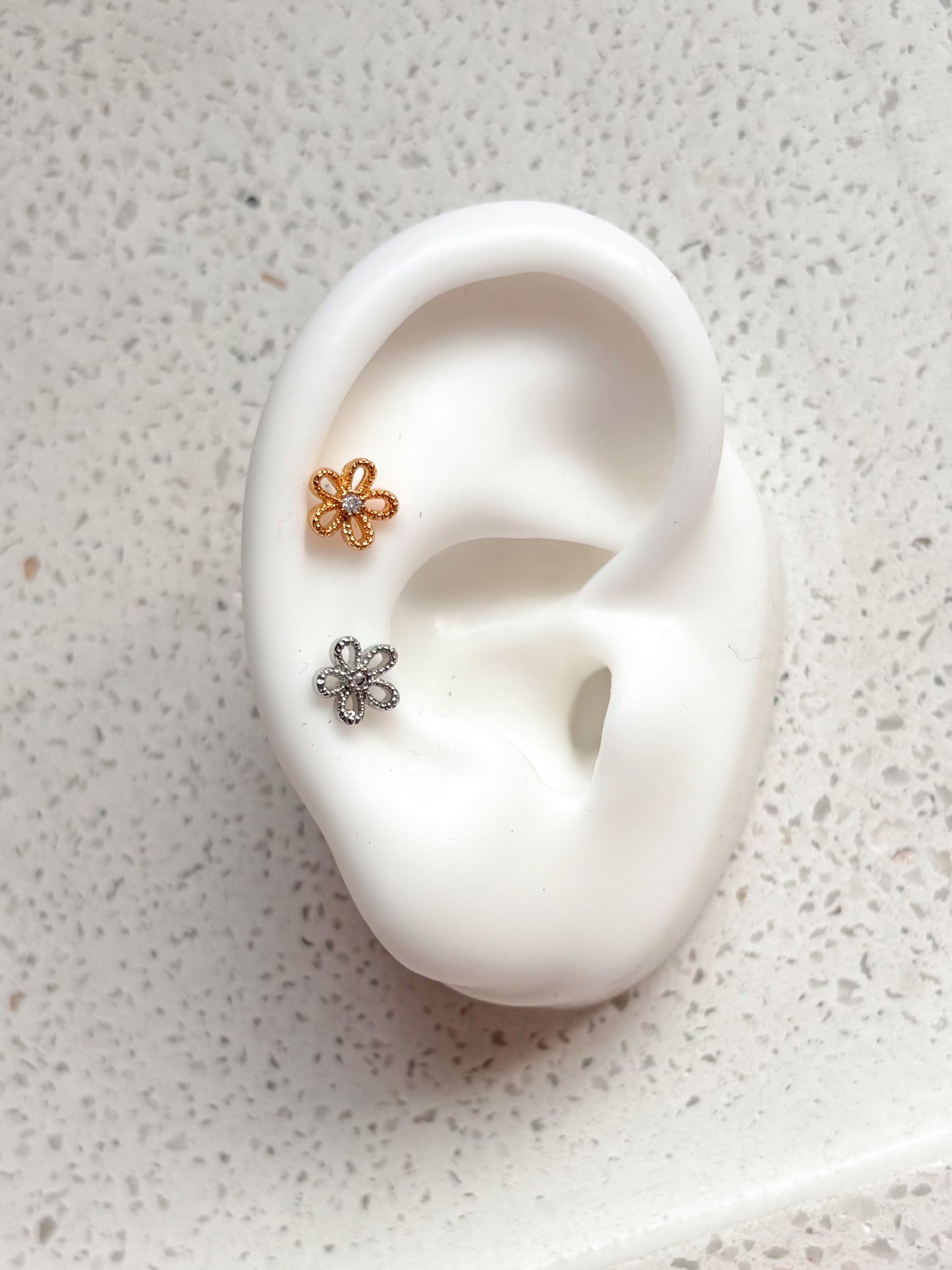 Piercing Flor Contorno Básica, Tope Plano, Acero Quirúrgico