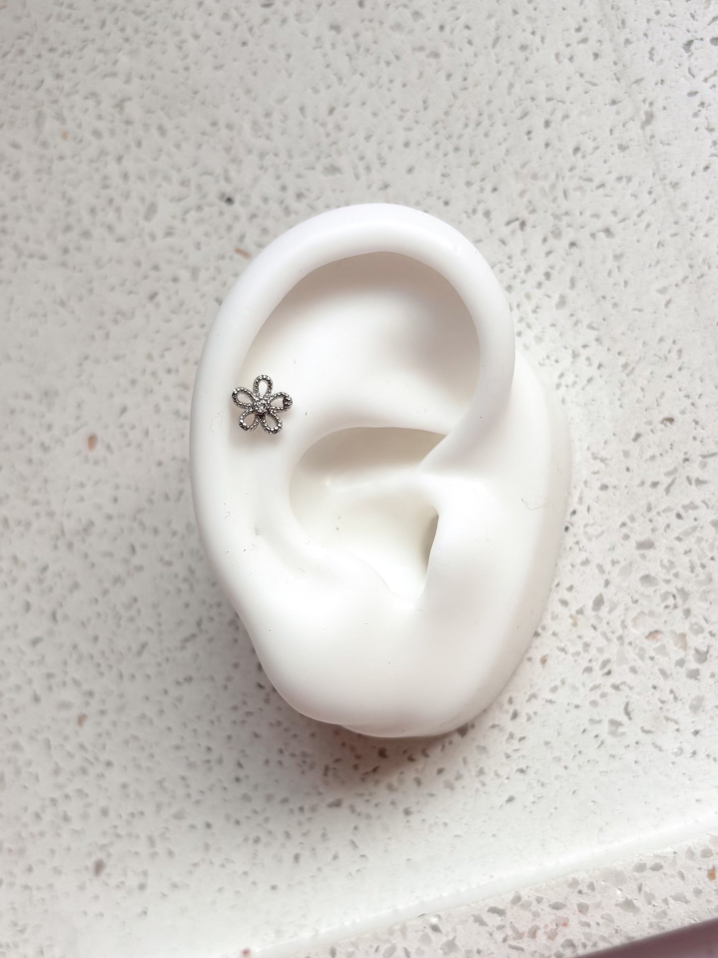 Piercing Flor Contorno Básica, Tope Plano, Acero Quirúrgico