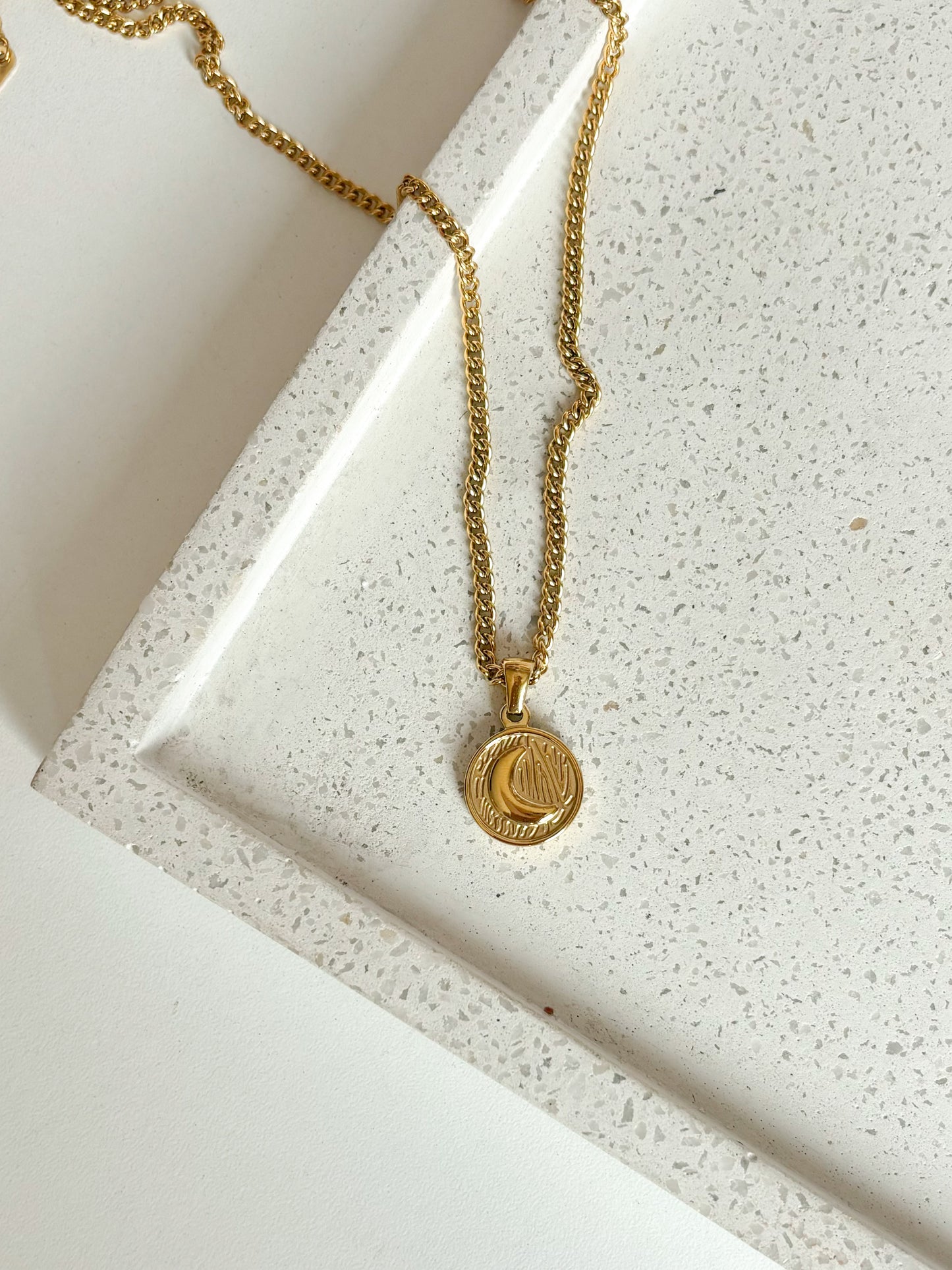 Cadena Luna, Cadena con Dije Redondo de Luna Dorada, Acero Inoxidable