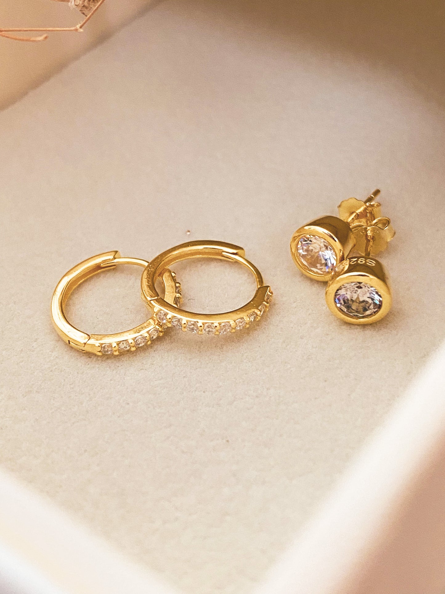 Dúo de Argollas y Aretes Pequeños con Zirconias de Colores, Acero Inoxidable