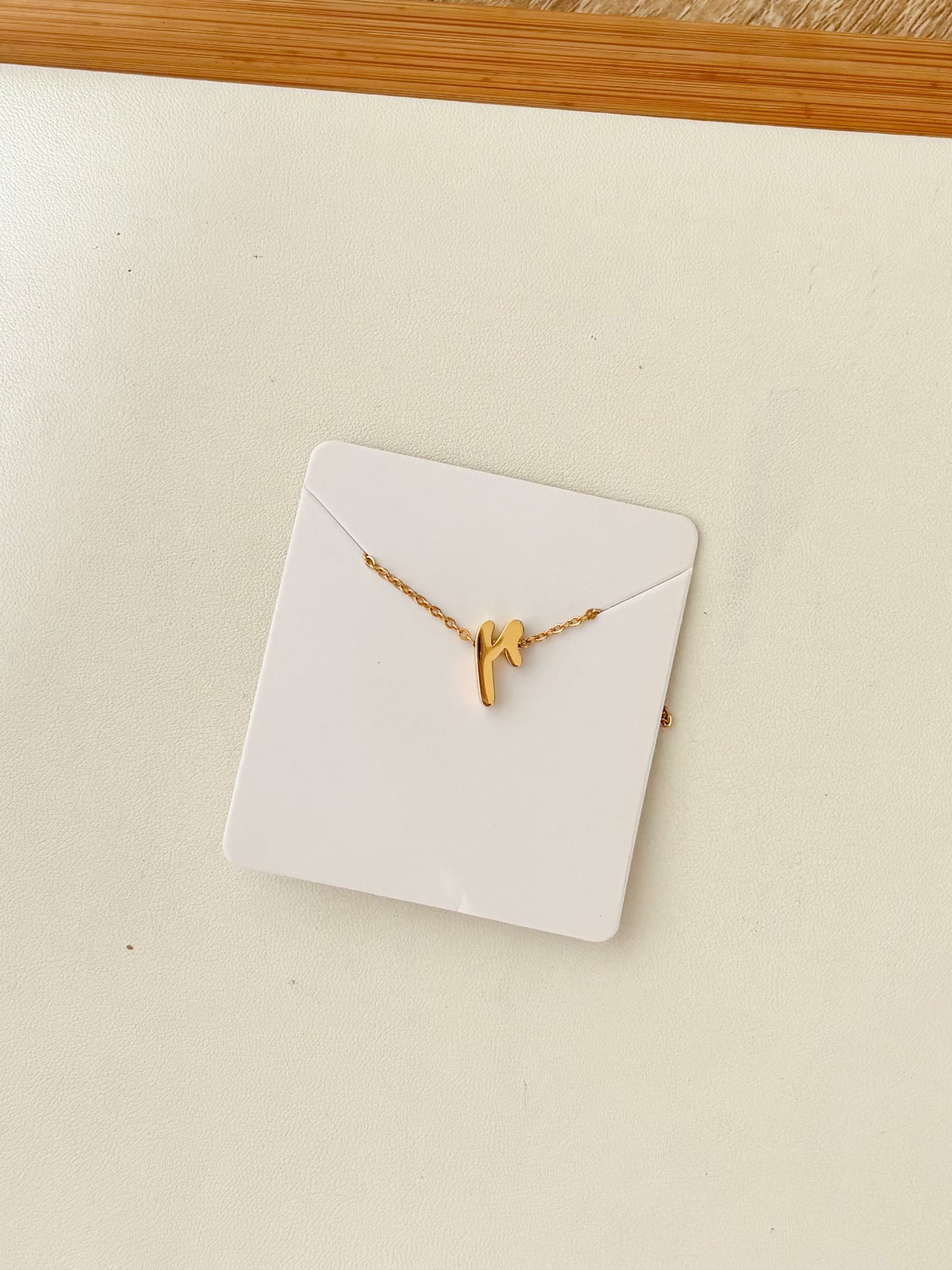 Cadena con Dije de Inicial, Inicial Cursiva Minuscula, Acero inoxidable