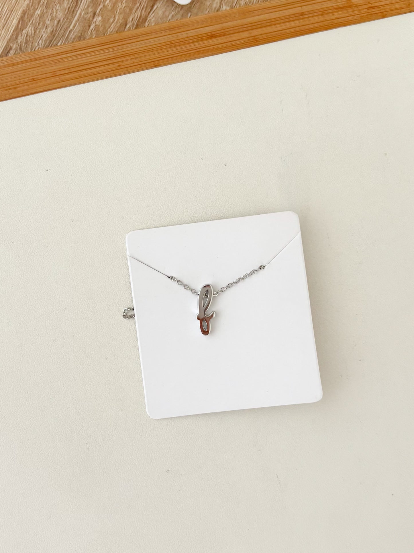 Cadena con Dije de Inicial, Inicial Cursiva Minuscula, Acero inoxidable