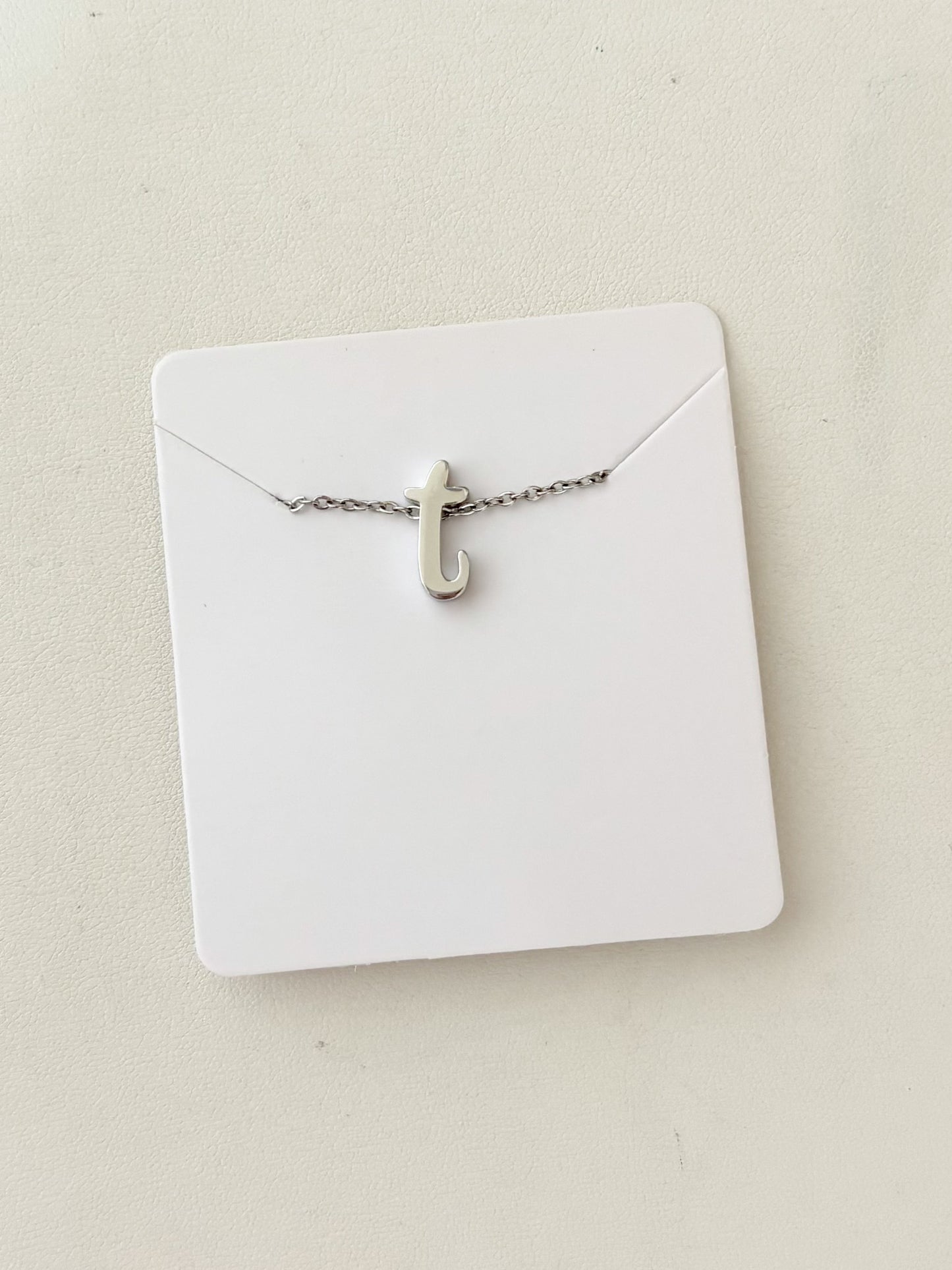 Cadena con Dije de Inicial, Inicial Cursiva Minuscula, Acero inoxidable