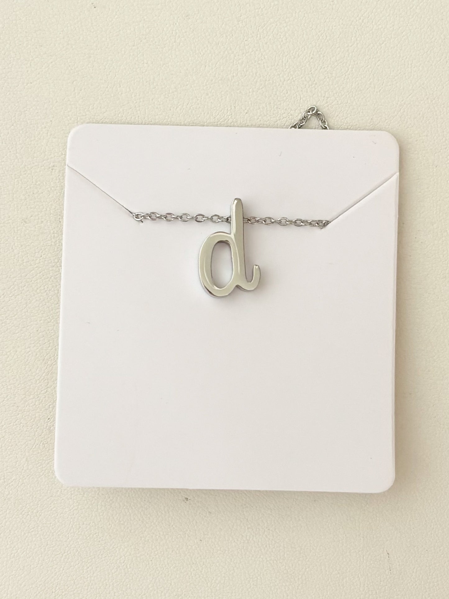 Cadena con Dije de Inicial, Inicial Cursiva Minuscula, Acero inoxidable