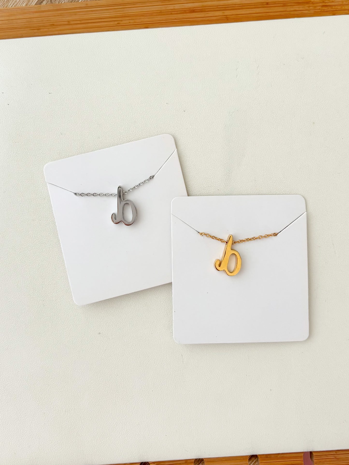 Cadena con Dije de Inicial, Inicial Cursiva Minuscula, Acero inoxidable