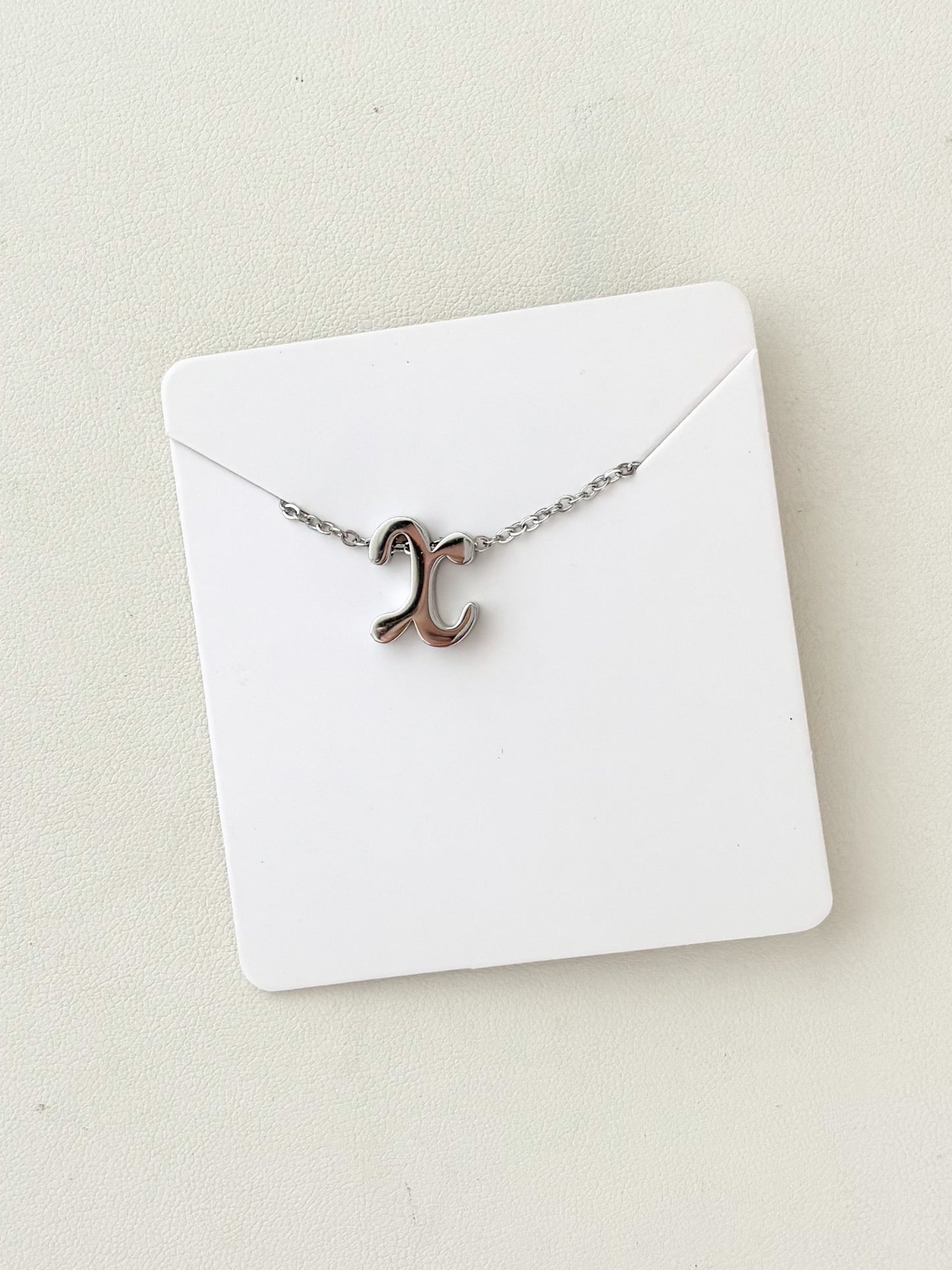 Cadena con Dije de Inicial, Inicial Cursiva Minuscula, Acero inoxidable