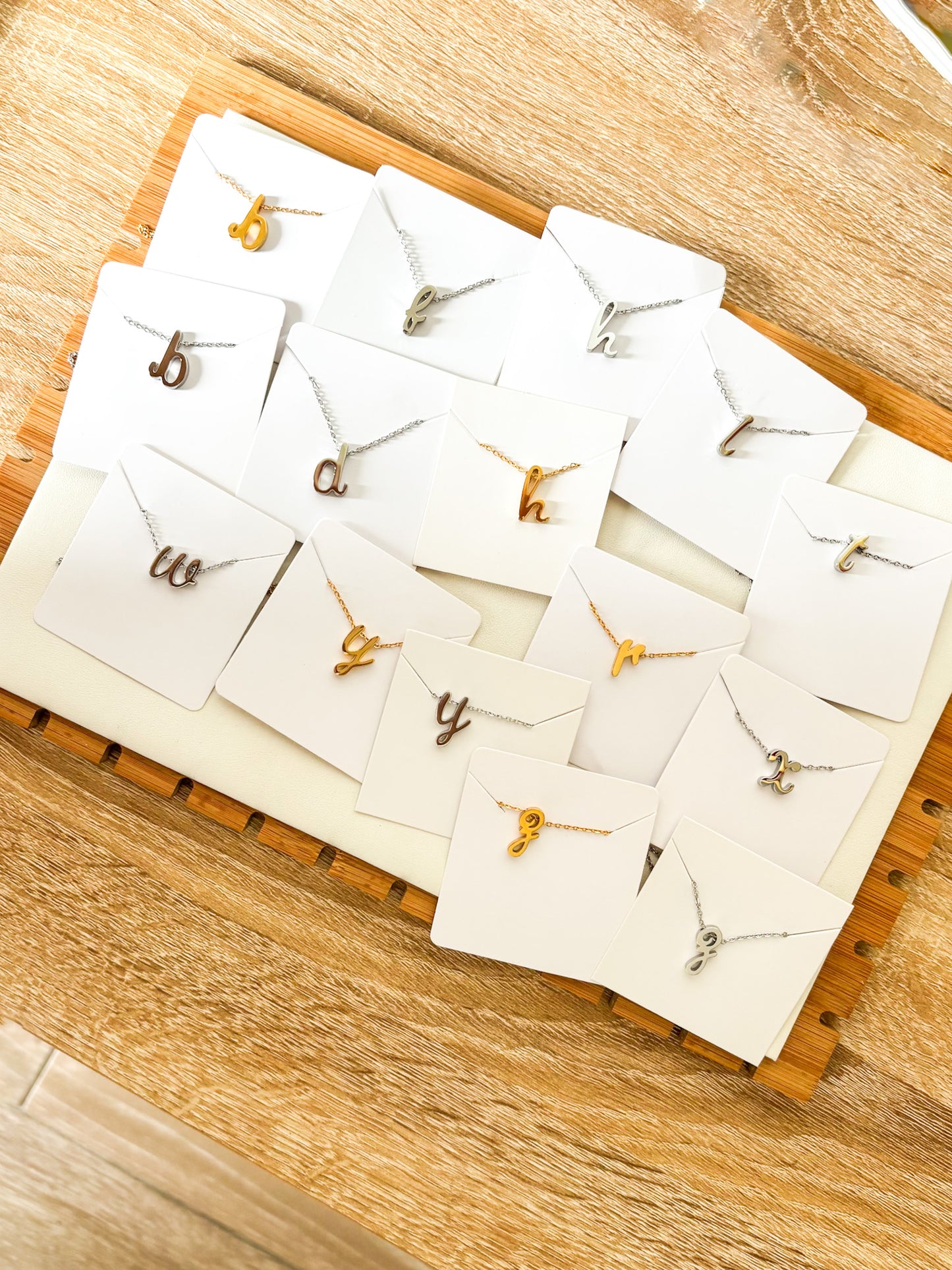 Cadena con Dije de Inicial, Inicial Cursiva Minuscula, Acero inoxidable