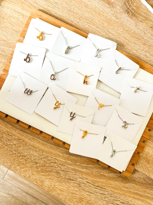 Cadena con Dije de Inicial, Inicial Cursiva Minuscula, Acero inoxidable