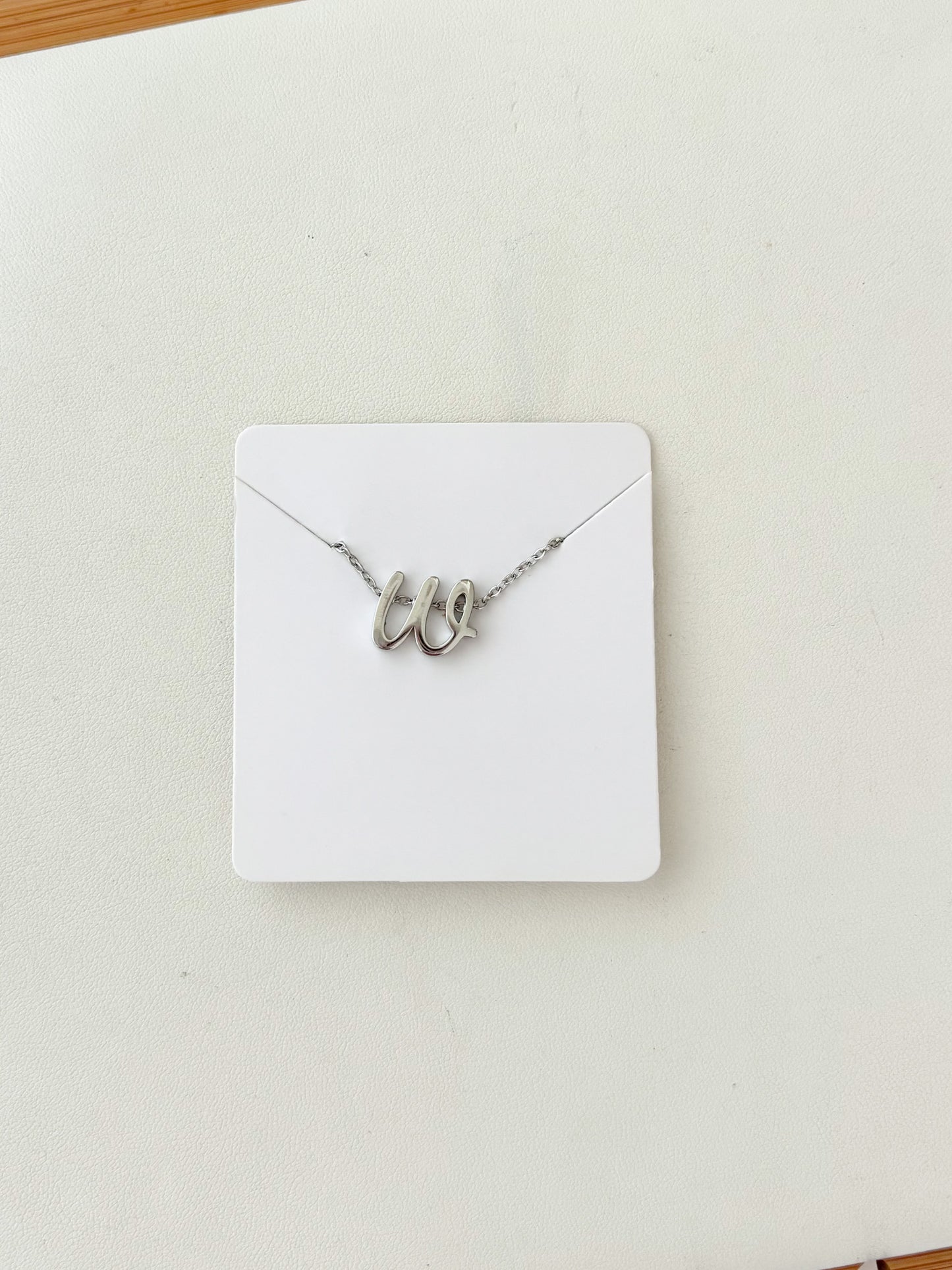 Cadena con Dije de Inicial, Inicial Cursiva Minuscula, Acero inoxidable