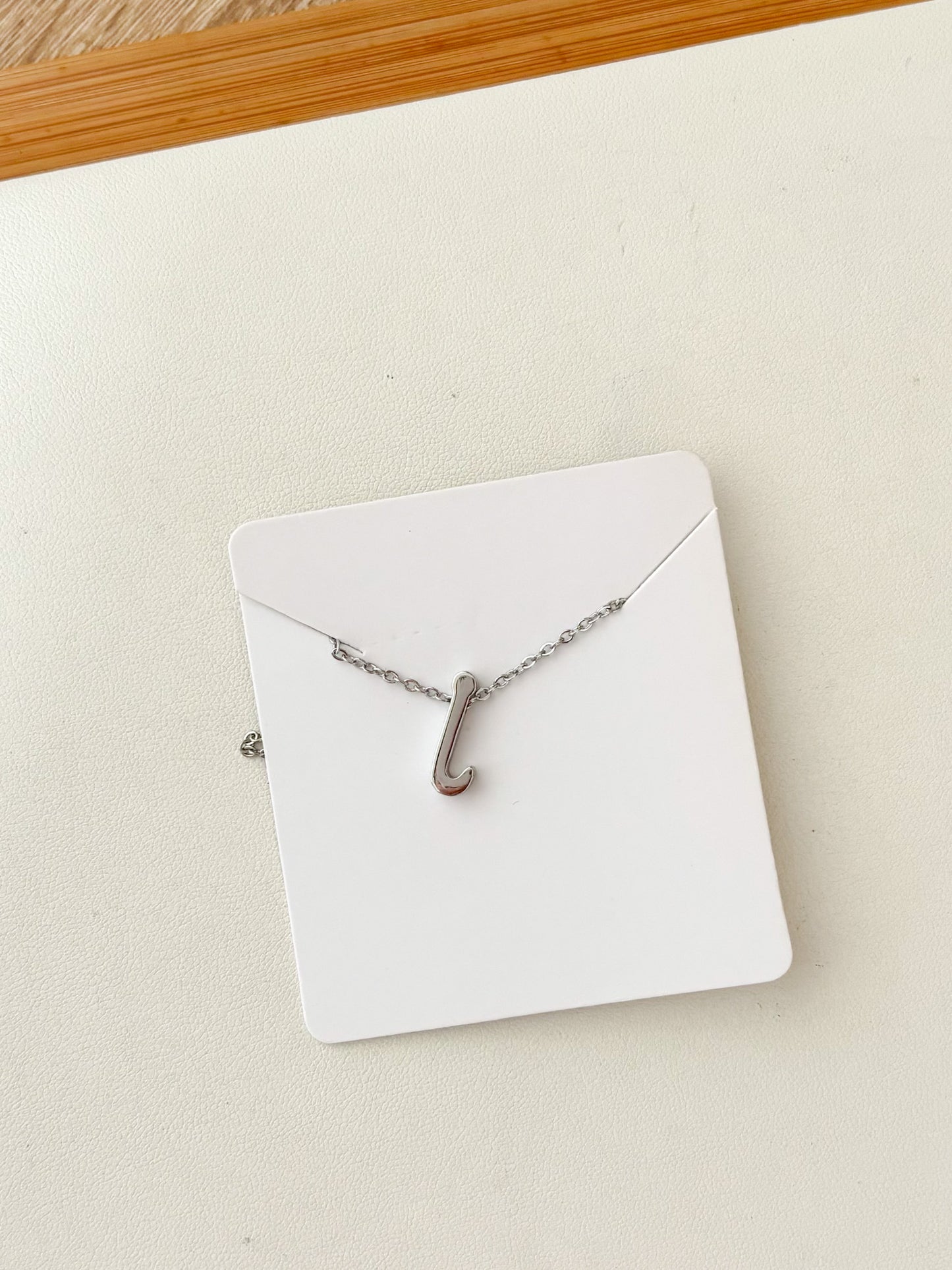 Cadena con Dije de Inicial, Inicial Cursiva Minuscula, Acero inoxidable