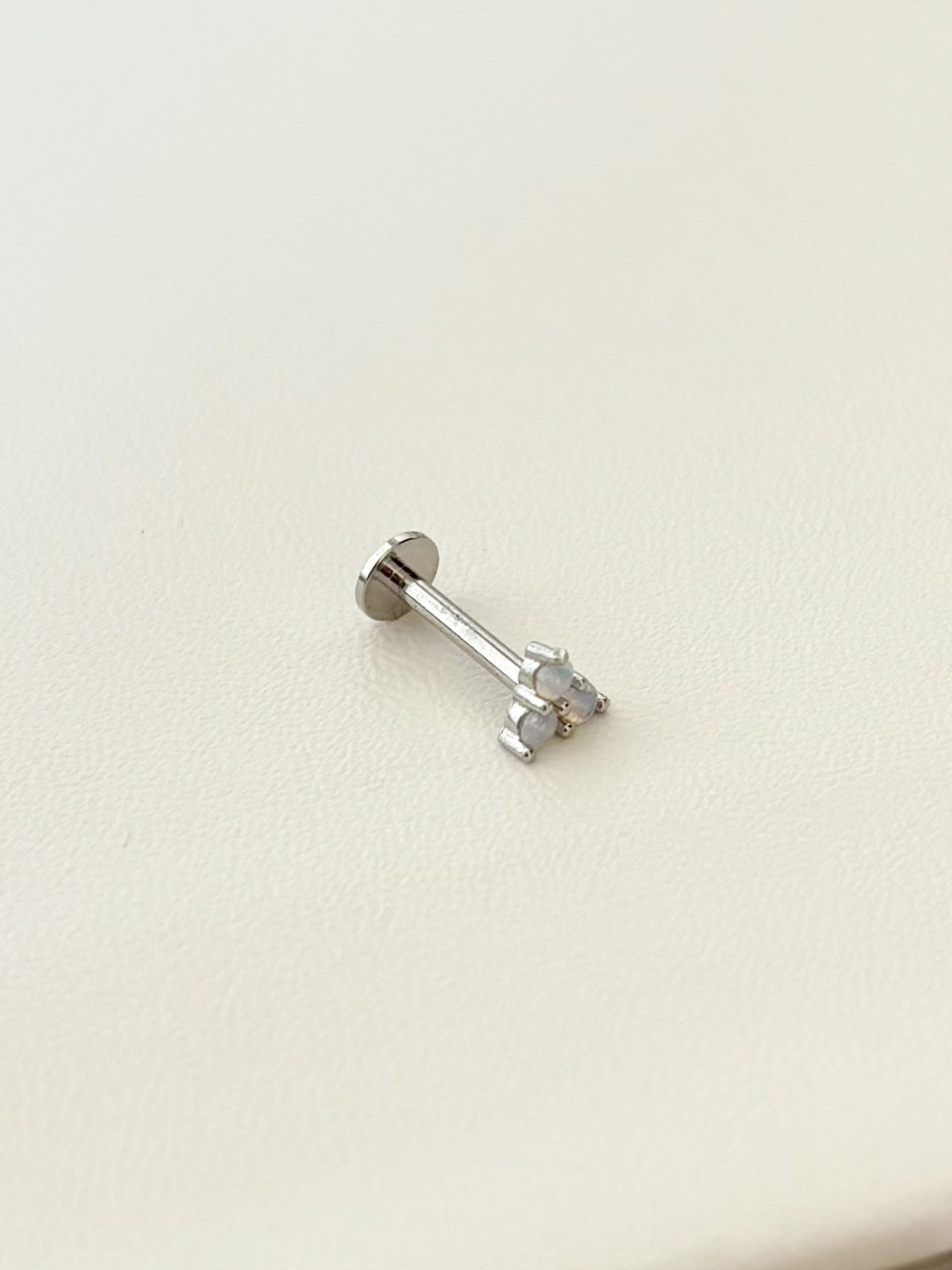 Piercing Ópalos, Tres Ópalos, Piercing con Tope Plano, Acero Quirúrgico