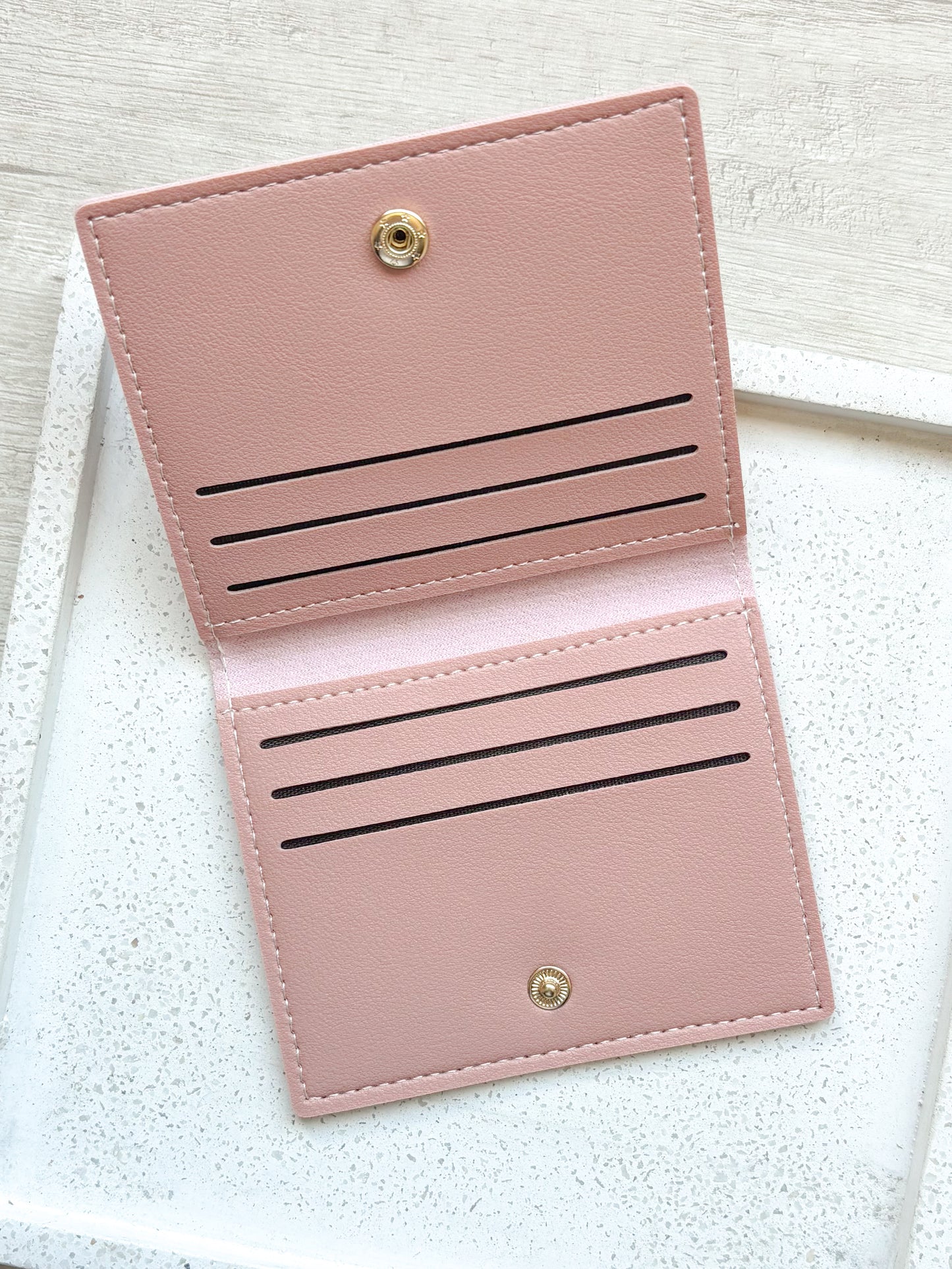 Tarjetero Nora Peach con Broche, Cuerina