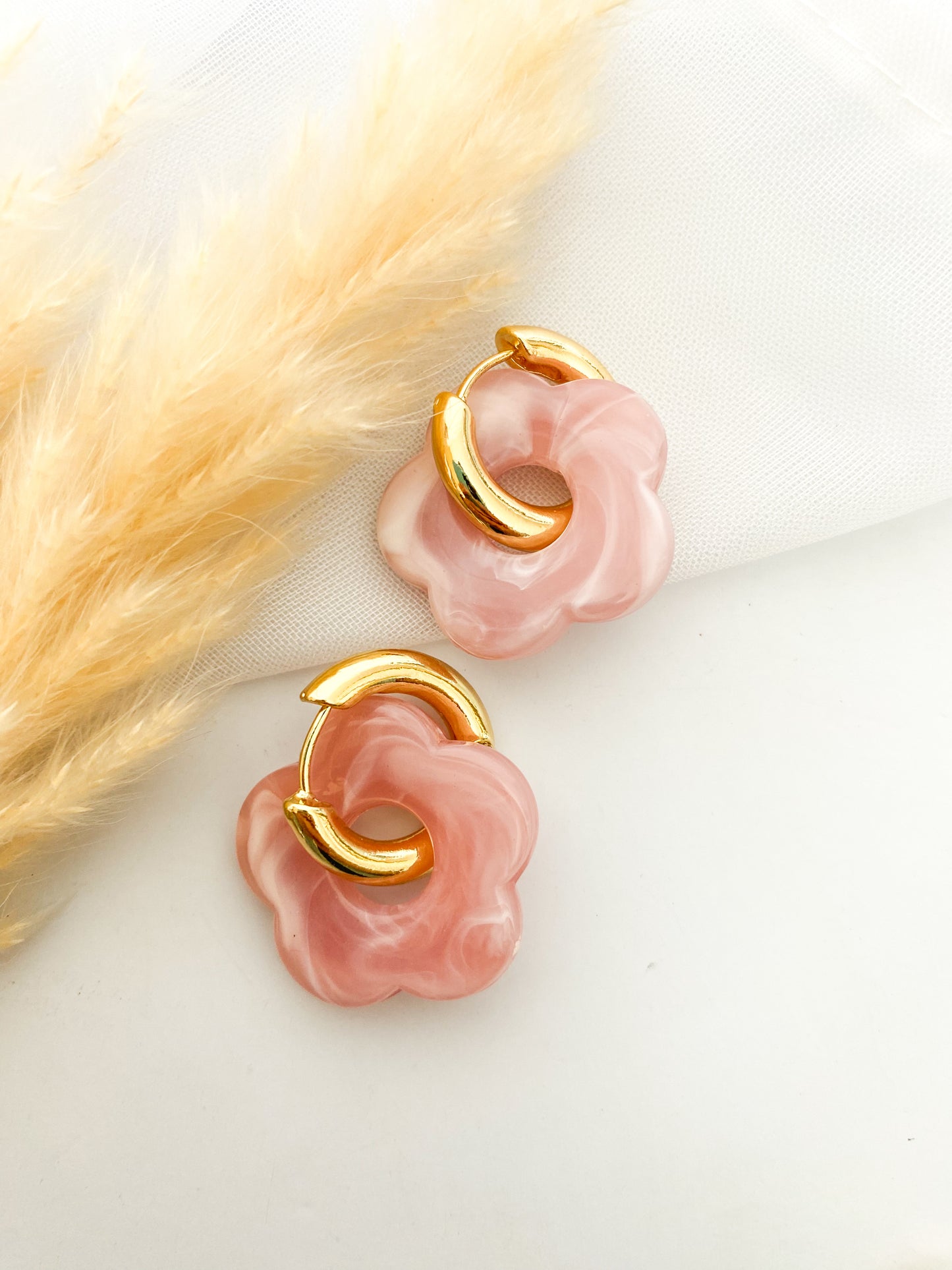 Aretes Flor de Color, Argollas con Flor, Huggies, Acero Inoxidable