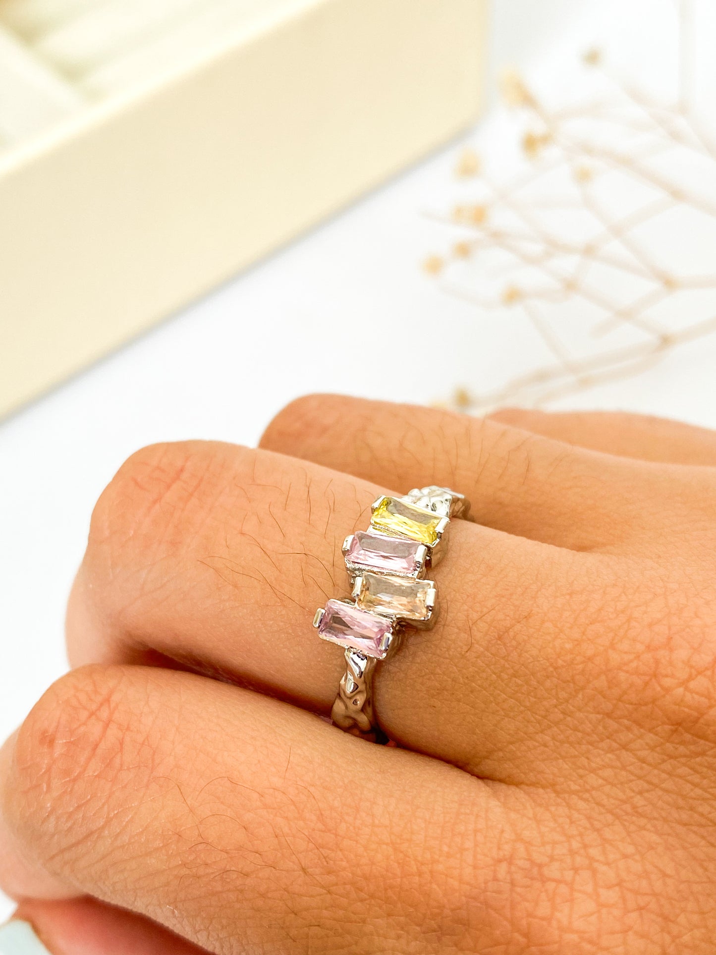 Anillo Rustico, con zirconias Rosadas, Acero Inoxidable