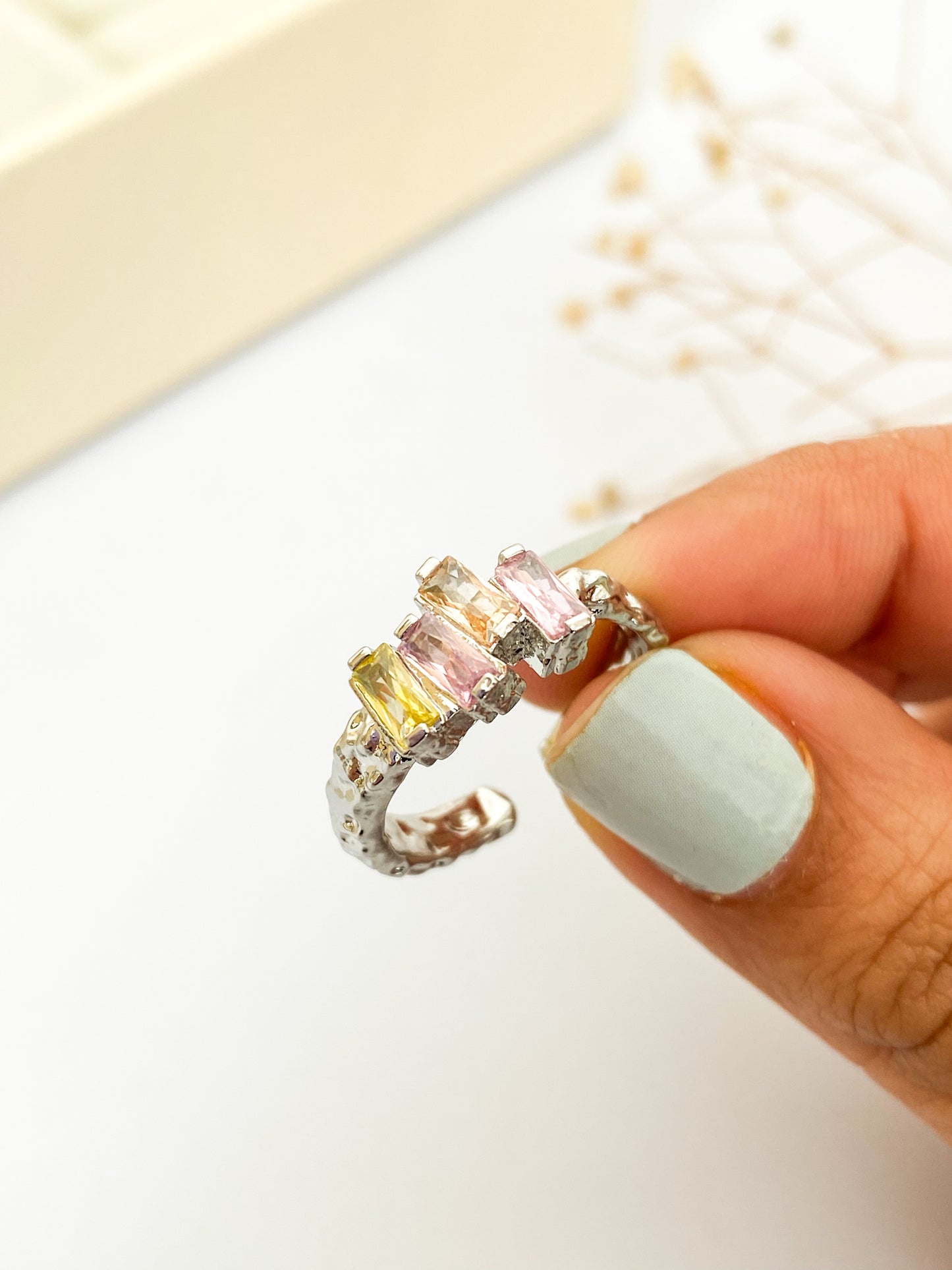 Anillo Rustico, con zirconias Rosadas, Acero Inoxidable
